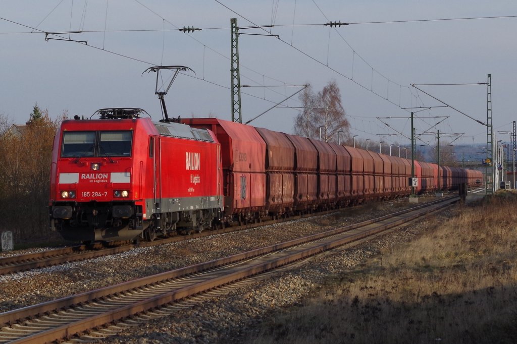 185 284 mit Schttgutwagenzug am 23.03.2013 in Neuses an der Regnitz zwischen Nrnberg und Bamberg. 