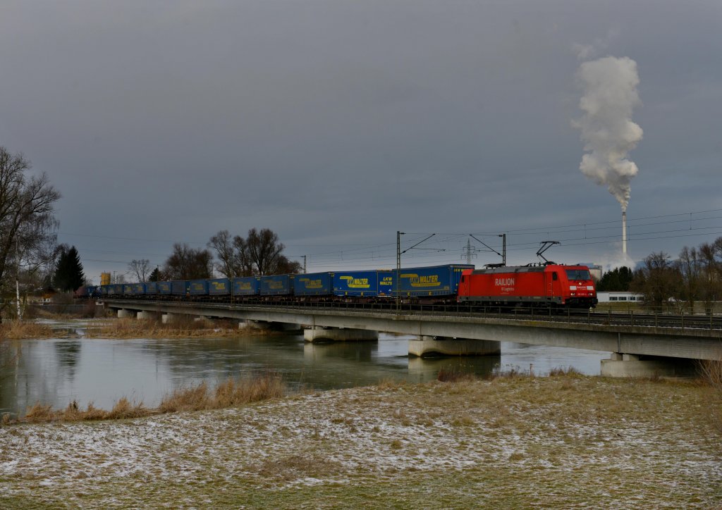 185 285 mit einem KLV am 12.01.2013 bei der berquerung der Isar in Plattling.