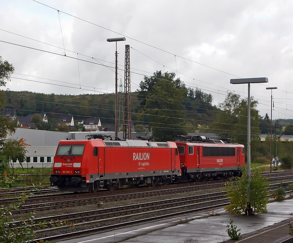 185 286-2 und 155 122-5 der DB Schenker Rail Deutschland AG abgestellt am 18.09.2011 in Kreuztal. Aufnahme aus einen fahrenden Zug.