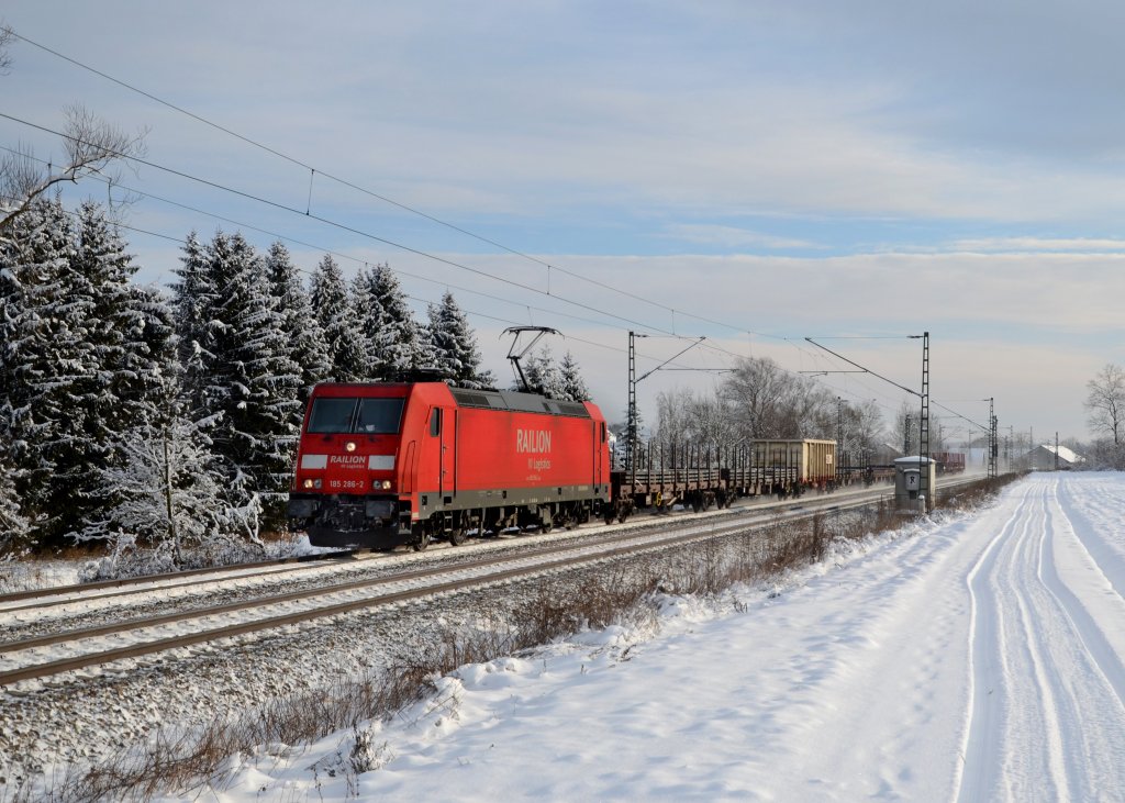 185 286 mit einem Stahlzug am 19.01.2013 bei Langenisarhofen.