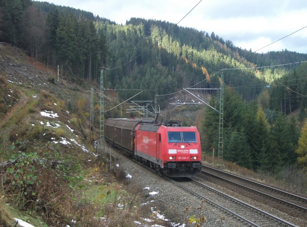 185 286 zieht am 02.November 2012 den EZ 51713 bei Ludwigsstadt Richtung Steinbach a. Wald.