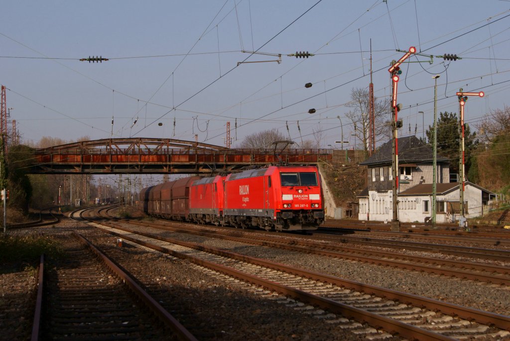 185 287-0 + 185 343-1 mit einem Kohlezug in Dsseldorf-Rath am 28.03.2012