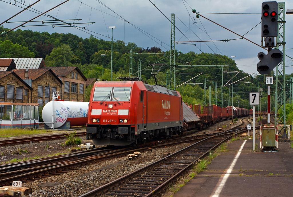 185 287-0 der DB Schenker Rail zieht einen gem. Gterzug am 03.08.2012 durch Betzdorf/Sieg in Richtung Siegen.