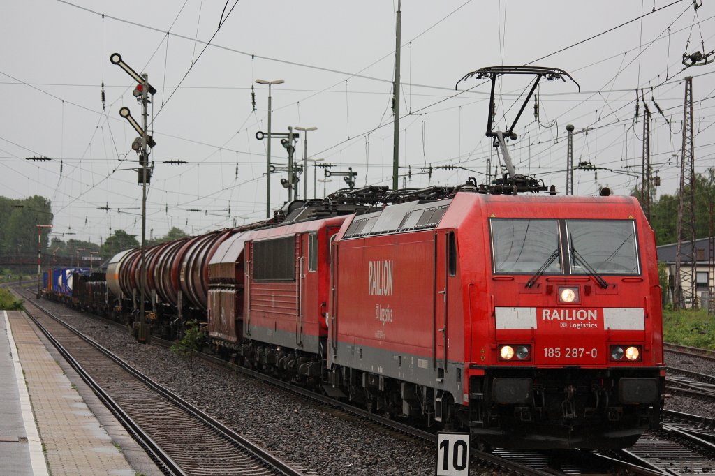 185 287 am 16.6.12 mit einer 155er und einem gemischten Gterzug in Dsseldorf-Rath.