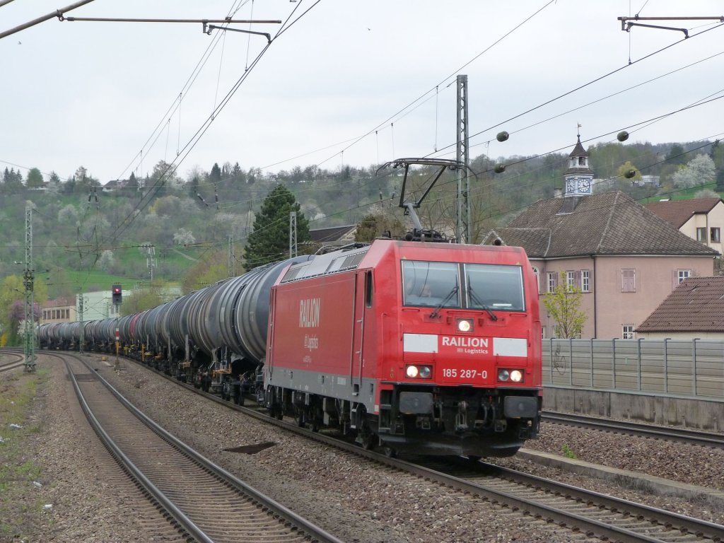 185 287 von DB Railion fhrt 19.04.13 mit einem Kesselzug aus Richtung Stuttgart nach Ulm! Eingefangen in Altbach. Gre an den TF!