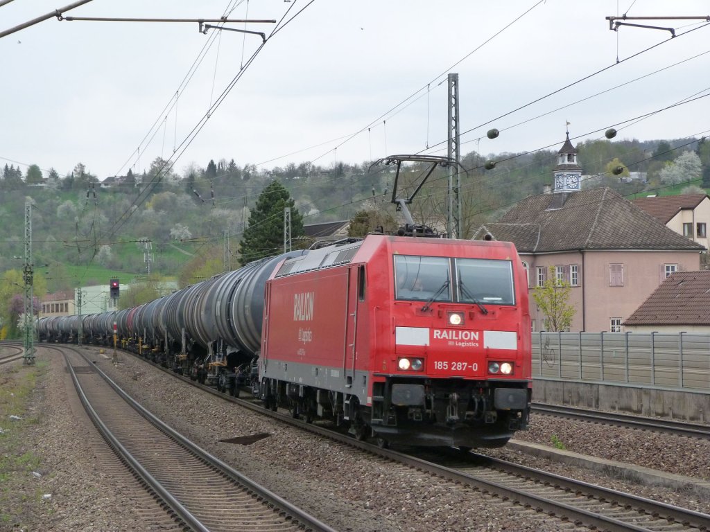 185 287 von DB Railion fhrt 19.04.13 mit einem Kesselzug aus Richtung Stuttgart nach Ulm! Eingefangen in Altbach. Gre an den TF!