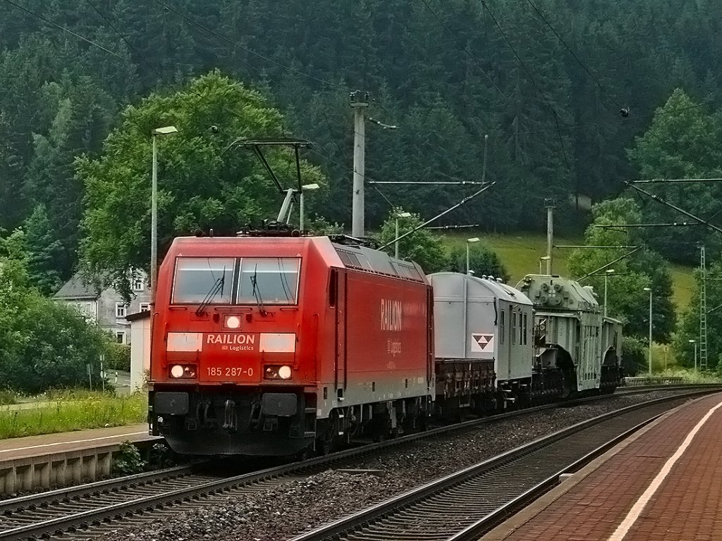 185 287 hat am 01.07.2012 einen Trafo-Transport nach Halle/Saale am Haken, als sie mit maximal 40 km/h den Bahnhof Frtschendorf passiert  