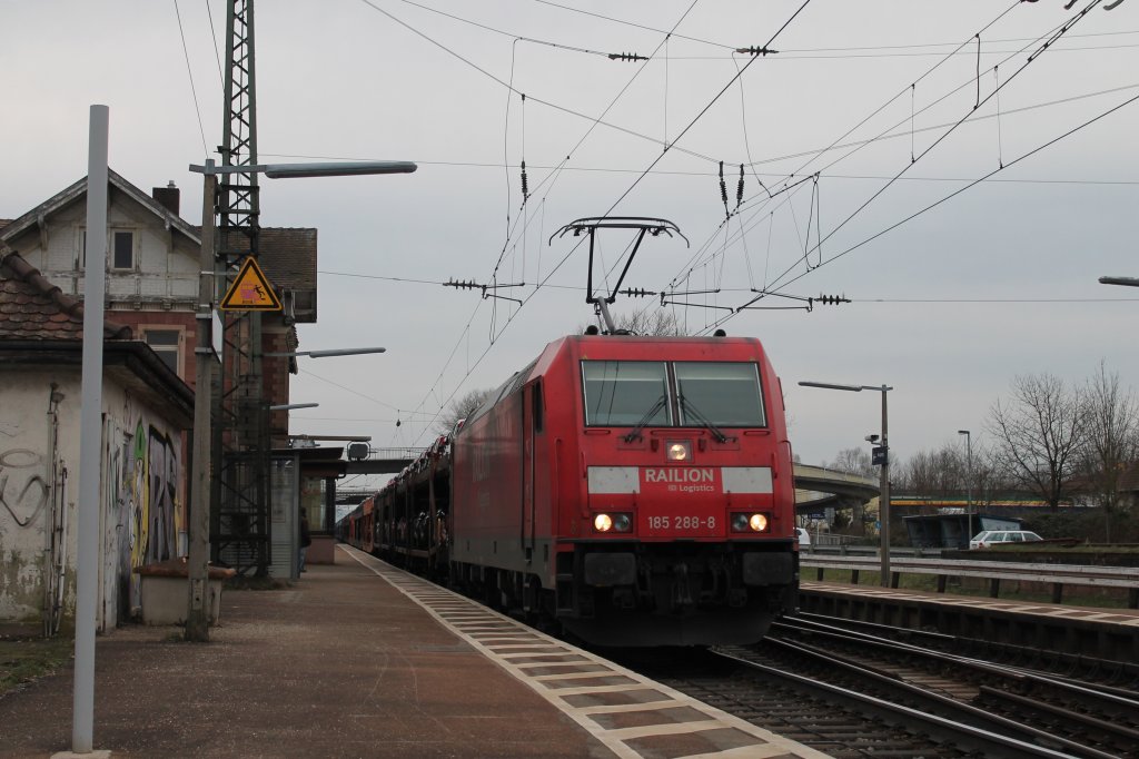 185 288-8 mit einem Autoganzzug bei der Durchfahrt auf Gleis 2 in Orschweier. (16.03.2013)