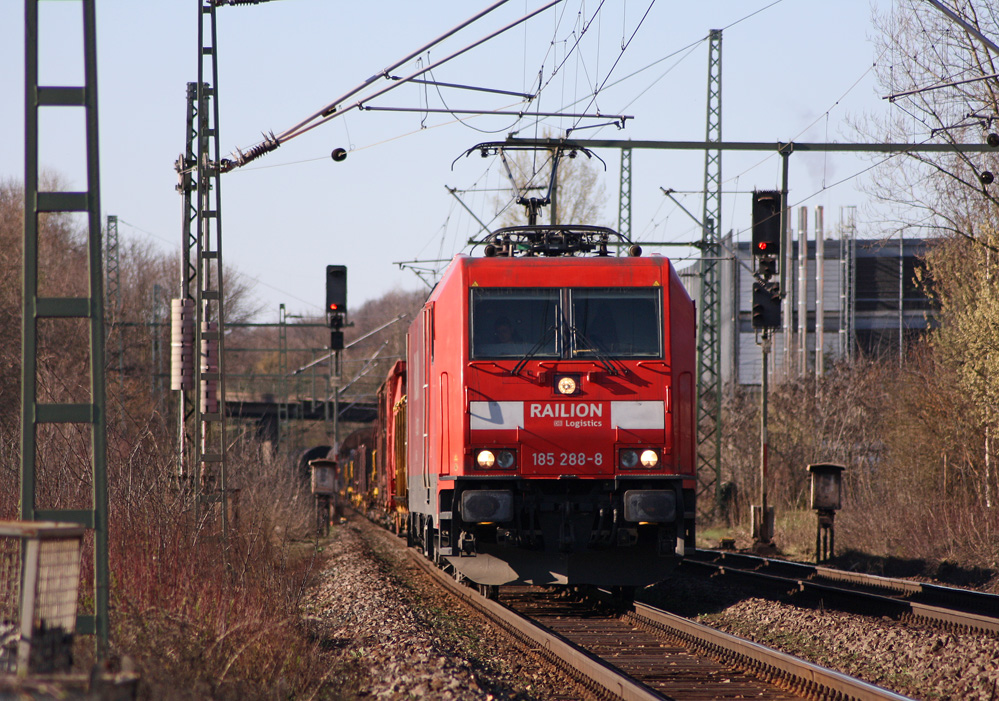 185 288-8 mit einem Gterzug Richtung Koblenz durch Bonn-Oberkassel, 19.3.11