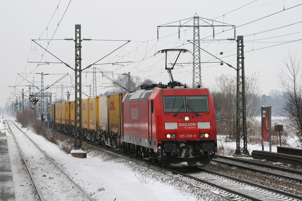 185 288 mit einem Containerzug am 05.12.2010 in Mnchen Langwied.