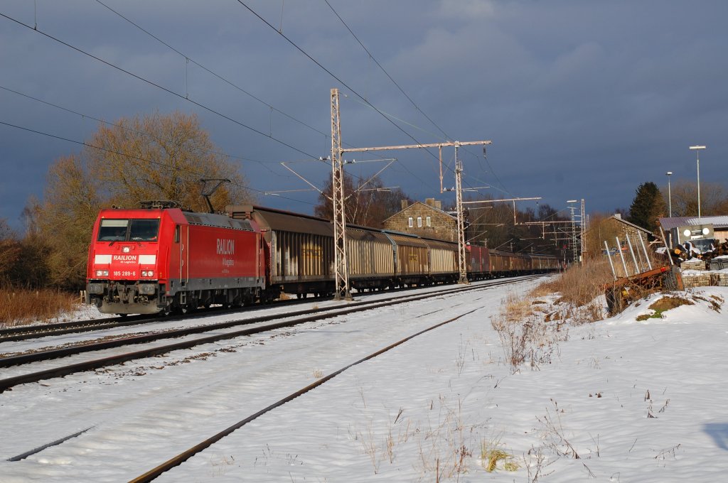 185 289-6 durchfuhr am 15.12.2012 mit einem umgeleiteten Autoteilezug den Betriebsbahnhof Buke auf dem Weg gen Sden. Das Areal des ehem. Gterbahnhofs rechts ist heute in Privatbesitz.
