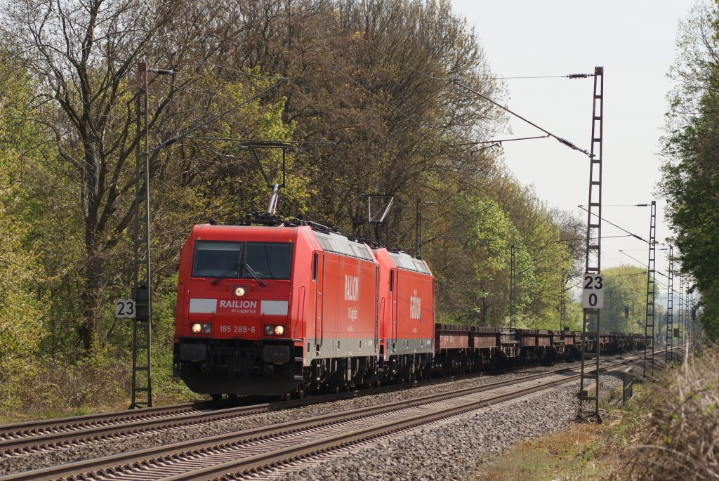 185 289-6 (Railion DB Logistics) + 185 207-8 (Railion) mit einem leeren Coilzug in Bornheim am 24.04.2010