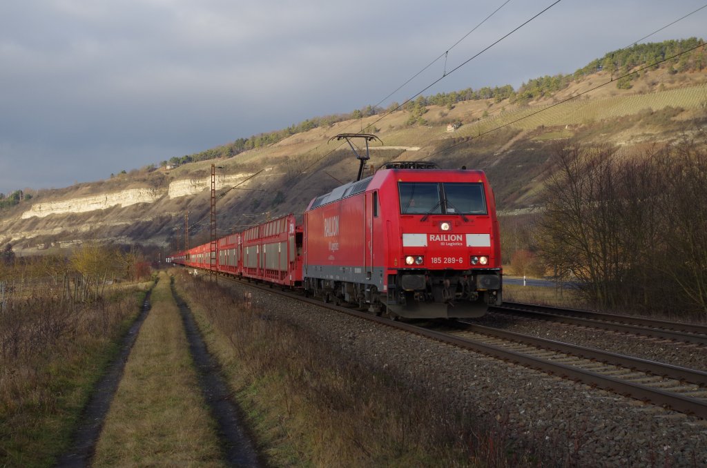 185 289 mit Autotransportwagenzug am 02.01.2012 bei Thngersheim. 