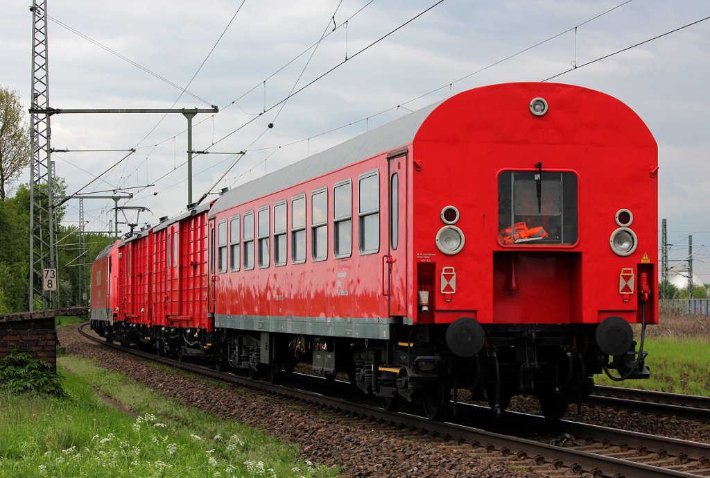 185 290-4 schiebt einen Hilfszug durch Porz Wahn rtg S�den am 03.05.2012