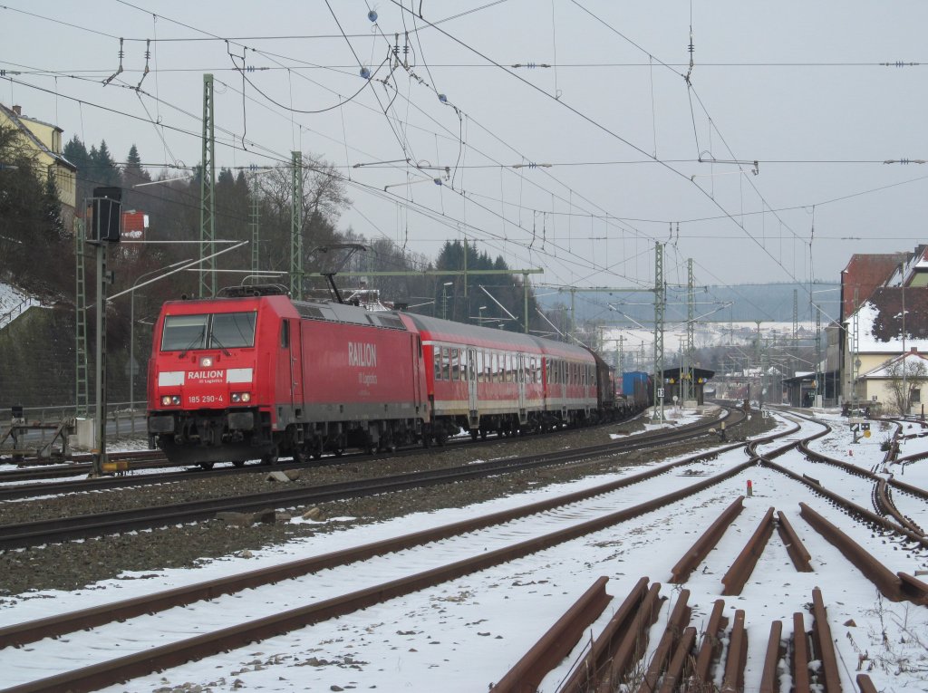 185 290-4 zieht am 14. Mrz 2013 zwei n-Wagen und einen gemischten Gterzug durch Kronach.