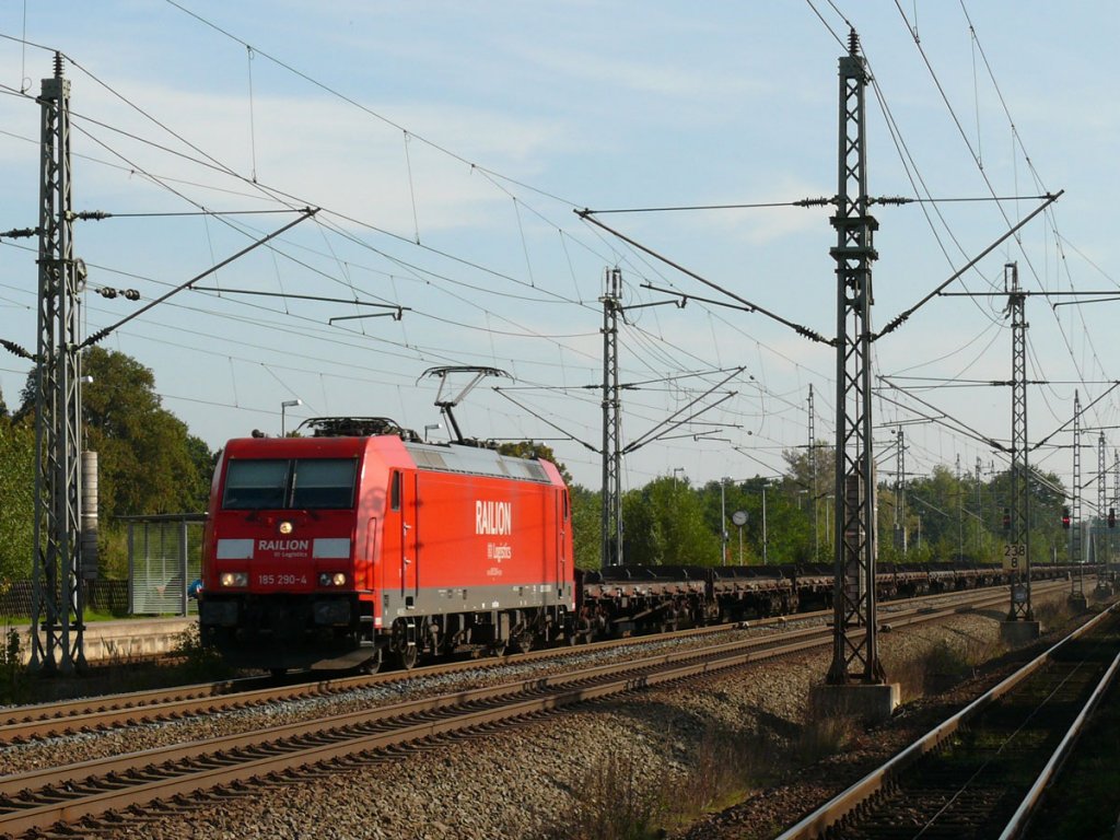 185 290 mit einem Leerzug bei Durchfahrt durch Bchen in Richtung Hamburg; 04.10.2010
