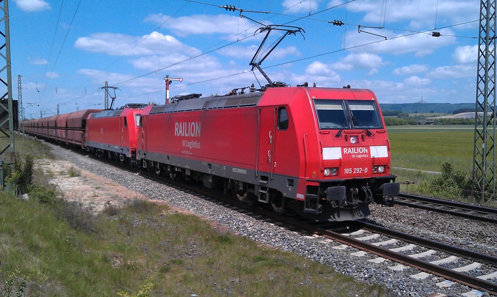 185 292 + 185 xxx am 17.05.2012 mit einem Sch�ttgutwagenzug zwischen Bamberg und Forchheim. 