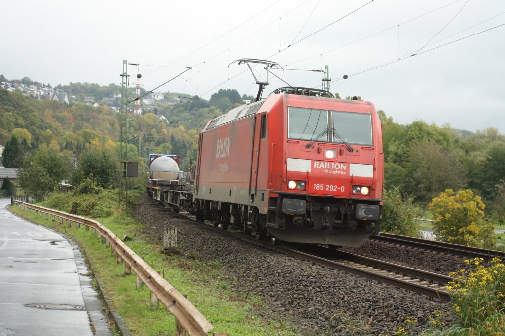 185 292 kommt mit einem Gemichten GZ Richtung Gremberg in Linz Kasbach
vorbei