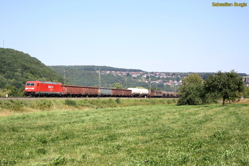 185 293-8 mit einem gemischten G�terzug bei Wernfeld (15.08.2012)