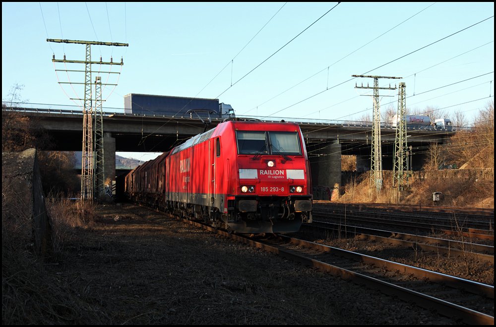 185 293 (9180 6185 293-8 D-DB) unterquert mit einem Coilzug die A1. (09.03.2010)