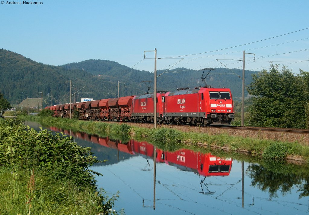 185 294-6 und 273-0 mit einem Schotterzug gen Villingen am Kanal in Haslach 9.9.09