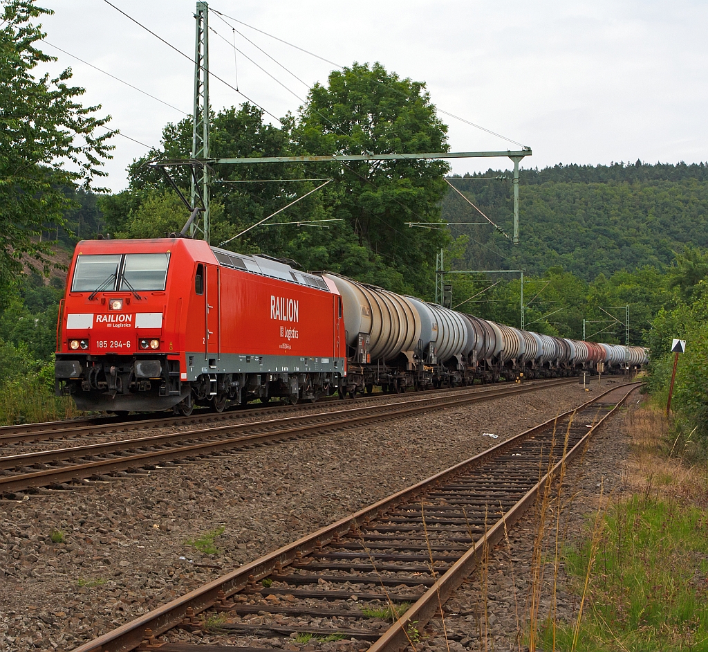 185 294-6 der DB Schenker Rail zieht eine Kesselwagenganzzug in Richtung Kln, hier am 30.06.2012 bei Betzdorf (Sieg).