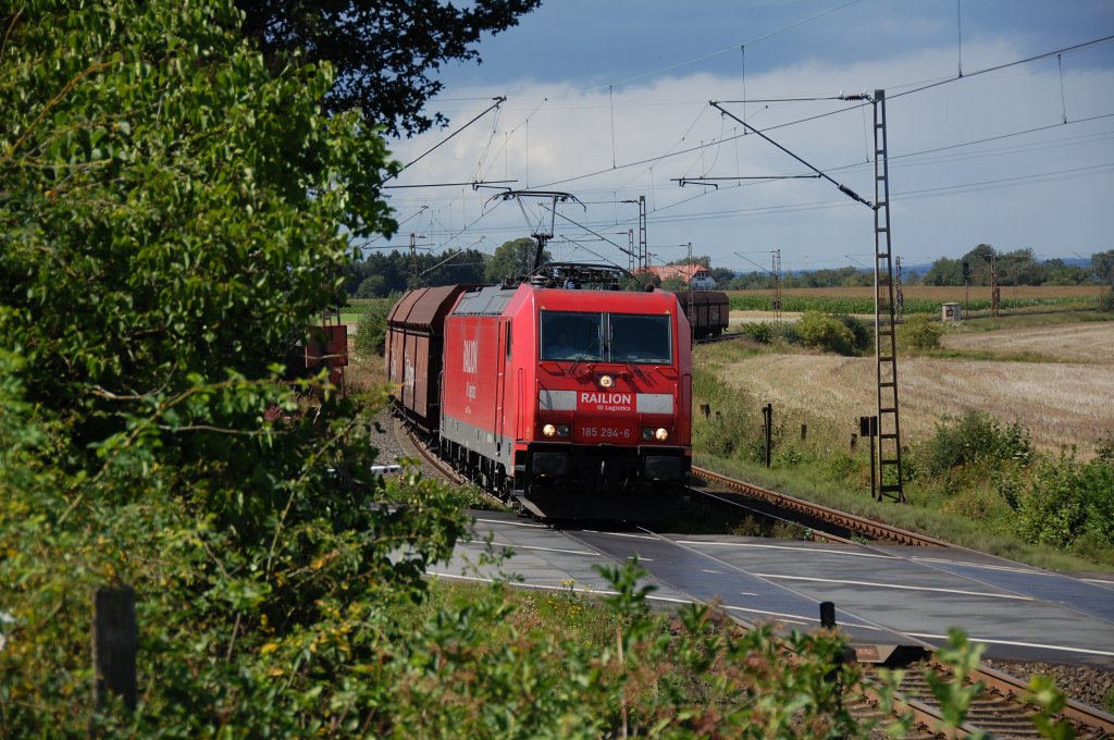 185 294-6 legt sich hier mit CSQ 47523 Gent - Bernburg bei Neuenbeken in eine der zahlreichen Kurven im Beketal, 09.08.2011.