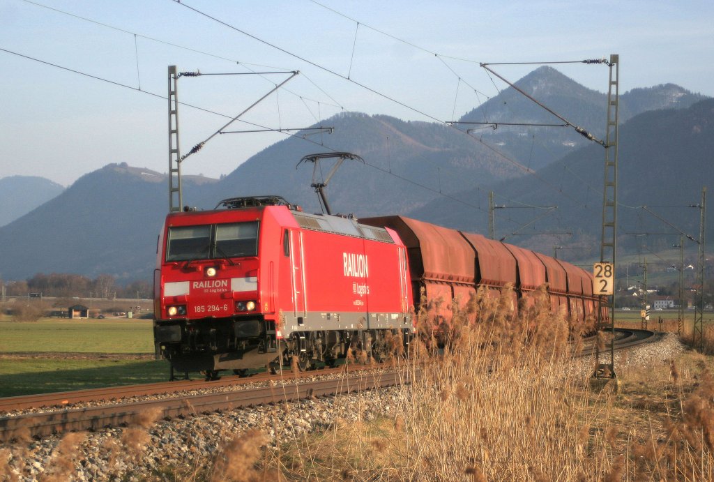 185 294-6 mit einem Gterzug in der Bernauer Kurve am 23.03.2011