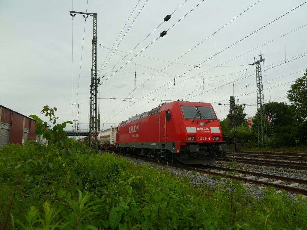 185 294-6 mit einem KLV-Zug am Abend des 24.06.12 abgestellt und somit auf Abruf in Mllheim (Baden).