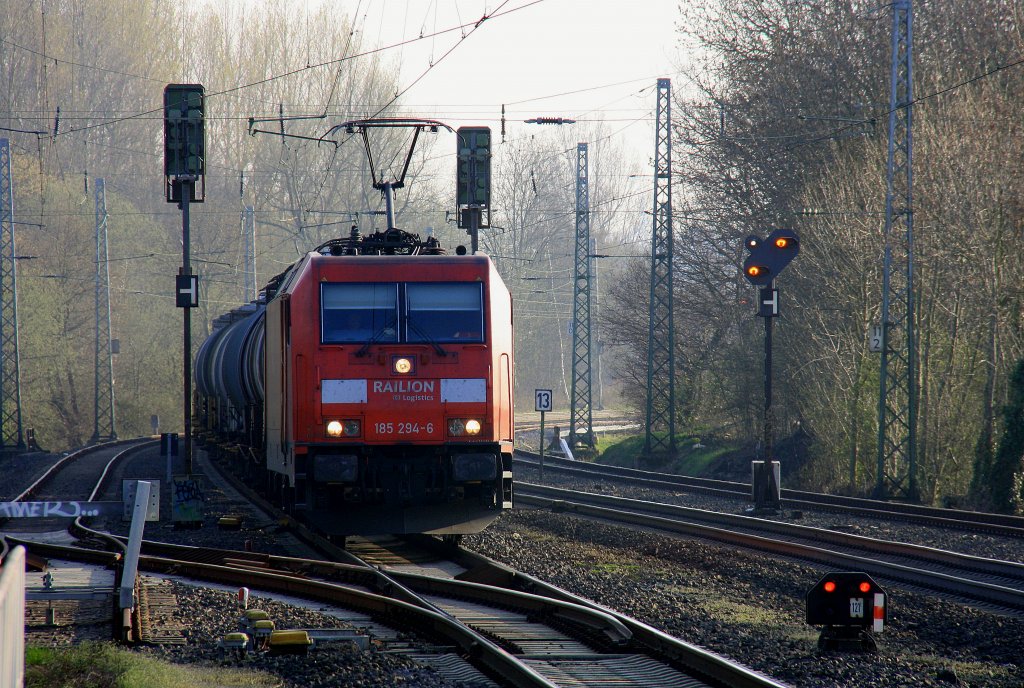 185 294-6 von Railion kommt durch Kohlscheid mit einem Kesselzug aus Aachen-West in Richtung Herzogenrath bei sch�nstem Fr�hlingswetter am 28.3.2012.