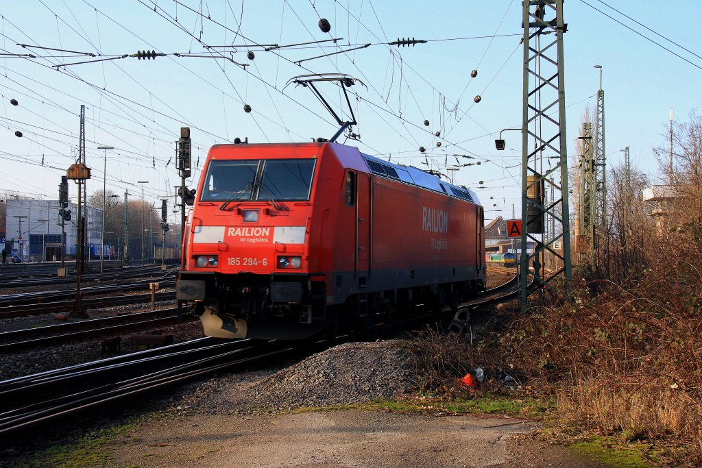185 294-6 von Railion rangiert in Aachen-West bei strahlend blauem Himmel am 28.1.2012.