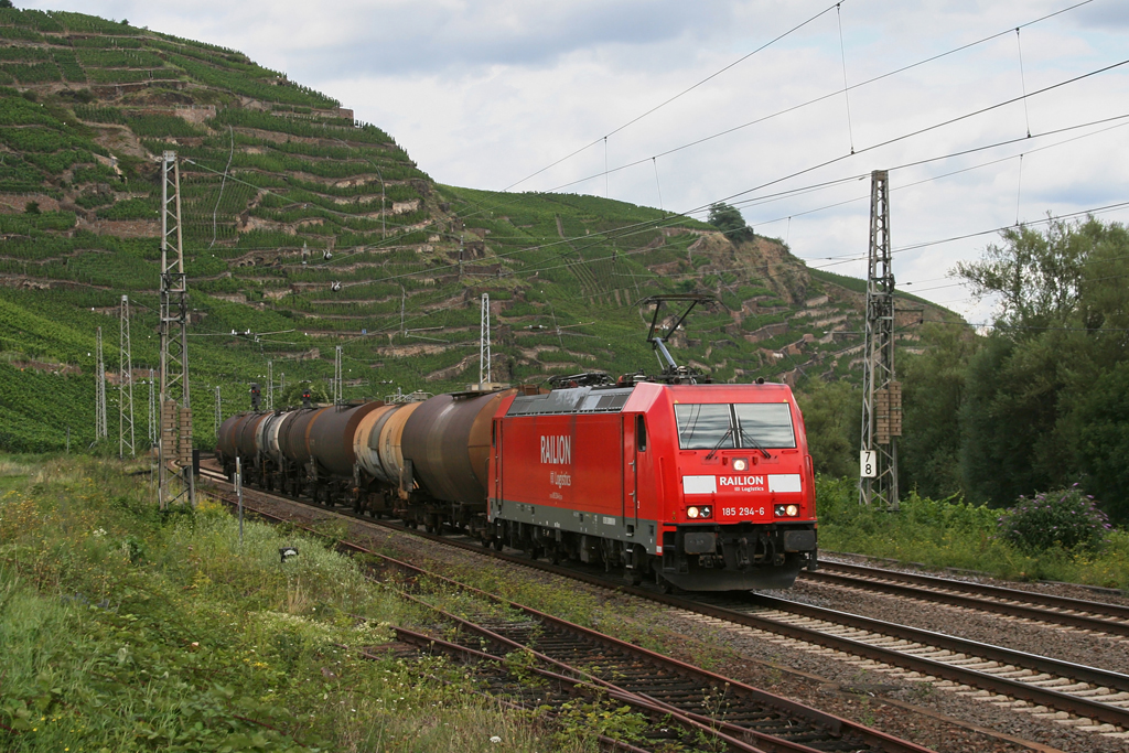 185 294 mit einem Kesselwagenzug am 19.09.2010 in Winningen an der Mosel.