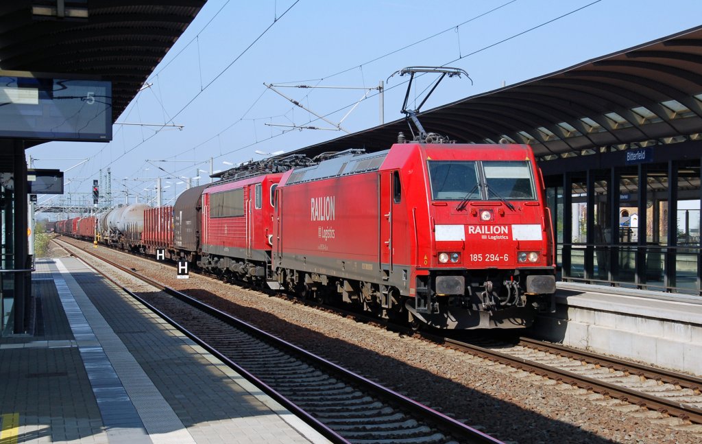 185 294 zieht eine BR 155 samt Gz aus Richtung Dessau kommend durch Bitterfeld.
