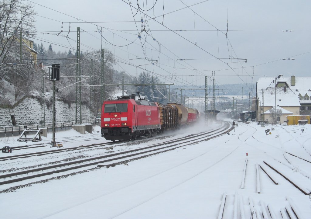 185 295-3 zieht am 09. Februar 2013 einen gemischten Gterzug durch Kronach.