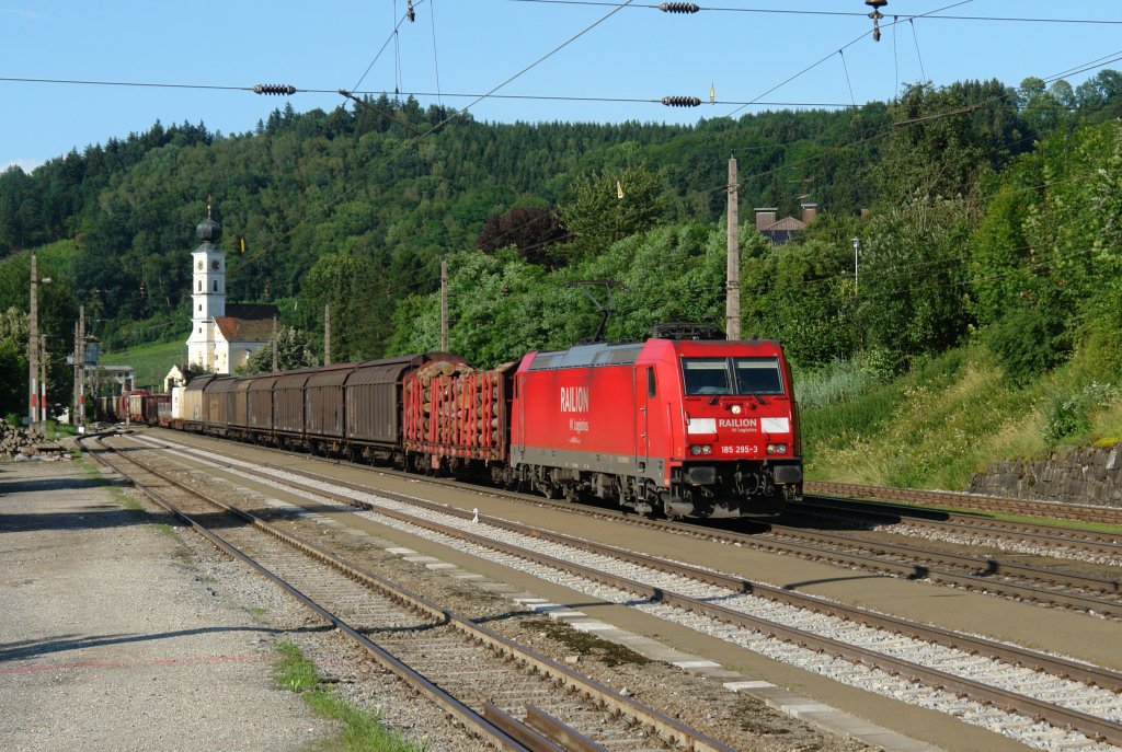 185 295 mit einem gemischten Gterzug am 14.07.2012 bei der Durchfahrt in Wernstein am Inn.