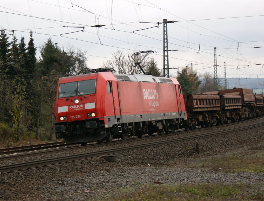 185 296-1 mit einen langen Gz aus Richtung Bebra kommend Kurz vor Fulda am 13.11.2009