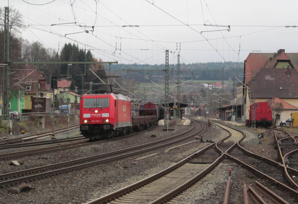 185 296-1 mit gemischtem Gterzug am 28. November 2012 in Kronach.