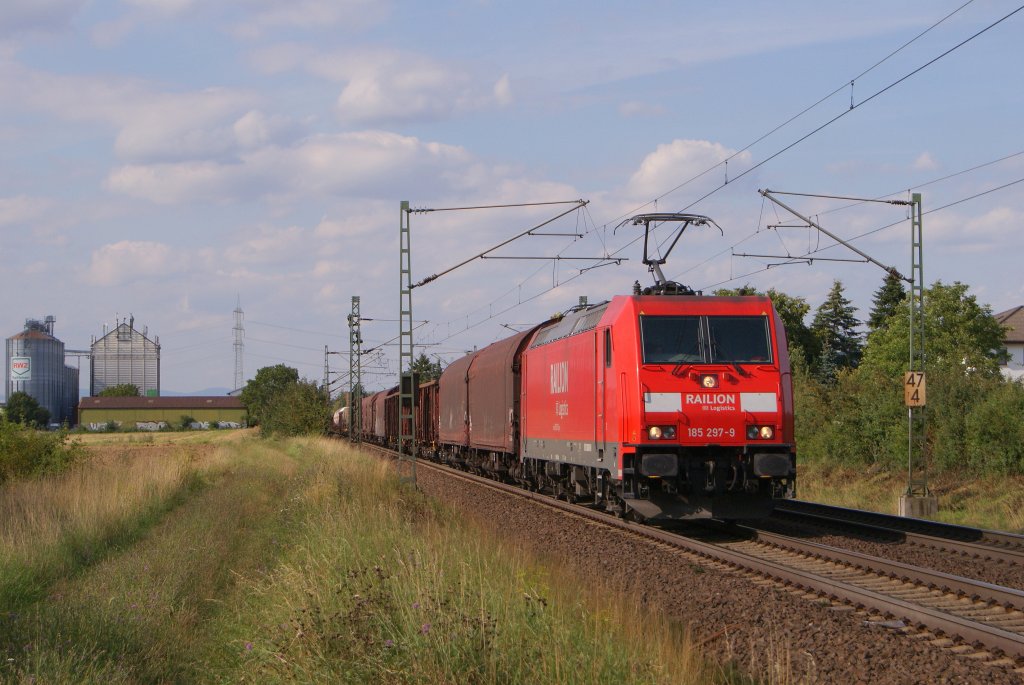 185 297-9 mit einem gemischten Gterzug in Riedstadt-Wolfskehlen am 10.08.11