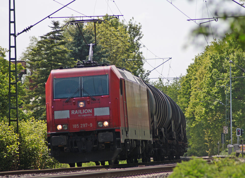 185 297-9 mit einem G�terzug Richtung M�nchengladbach zwischen �bach-Palenberg und Geilenkirchen kurz hinter dem Einfahrtvorsignal von Geilenkirchen, 19.5.10