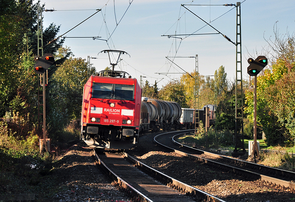 185 297-9 mit gem. Gterzug durch Bonn-Beuel - 31.10.2012