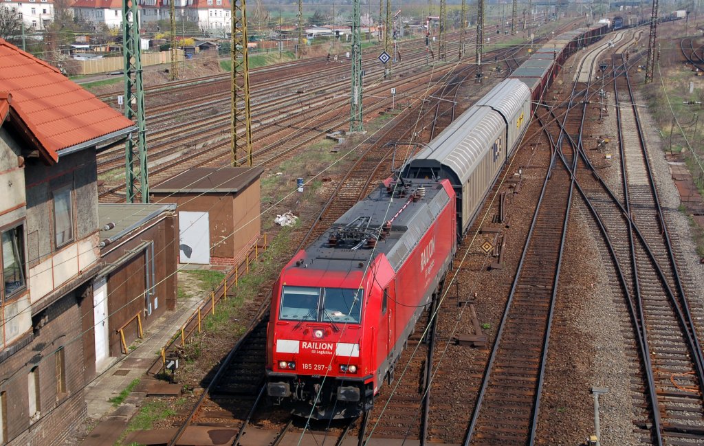 185 297 zieht am 13.04.10 einen Gz aus Richtung Hannover/Berlin kommend durch den Rbf Halle(S).