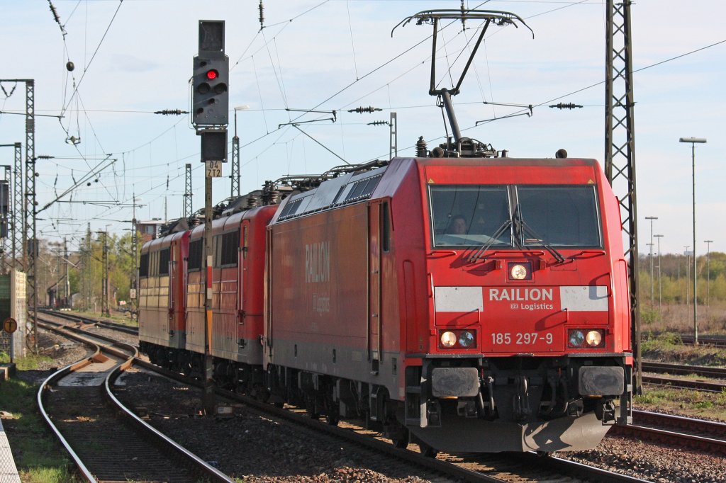 185 297 zog am 18.4.12 zwei 151er als Lokzug durch Duisburg-Bissingheim.