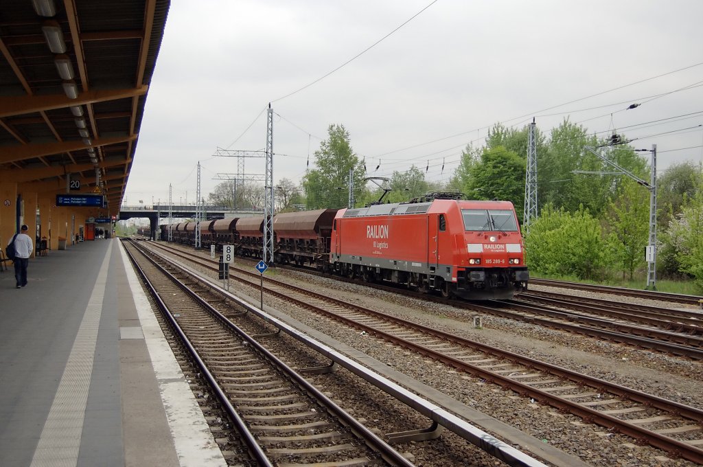 185 298-6 mit Schotterwaggons in Berlin-Springpfuhl. 04.05.2010