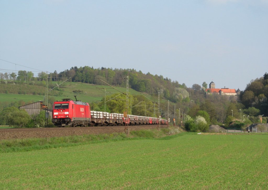 185 298-7 ist am 05. Mai 2013 mit Fester Fahrbahn bei Kronach in Richtung Ludwigsstadt unterwegs.