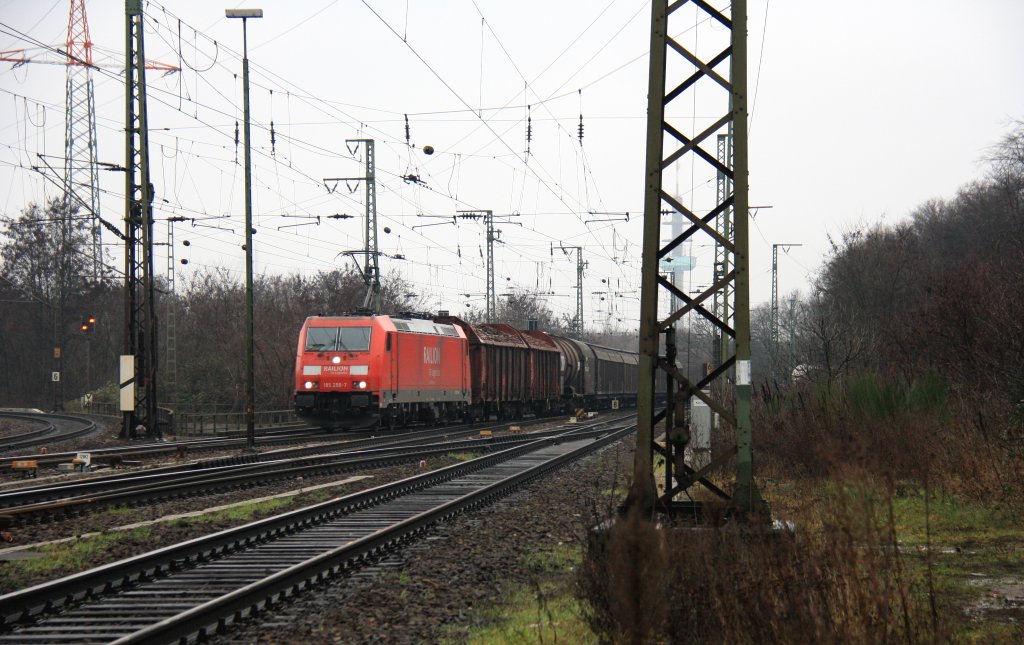 185 298-7 von Railion  kommt mit einem kurzen gemischten G�terzug aus K�ln-Kalk-Nord und f�hrt in K�ln-Gremberg ein bei Regenwolken am 21.12.2012.