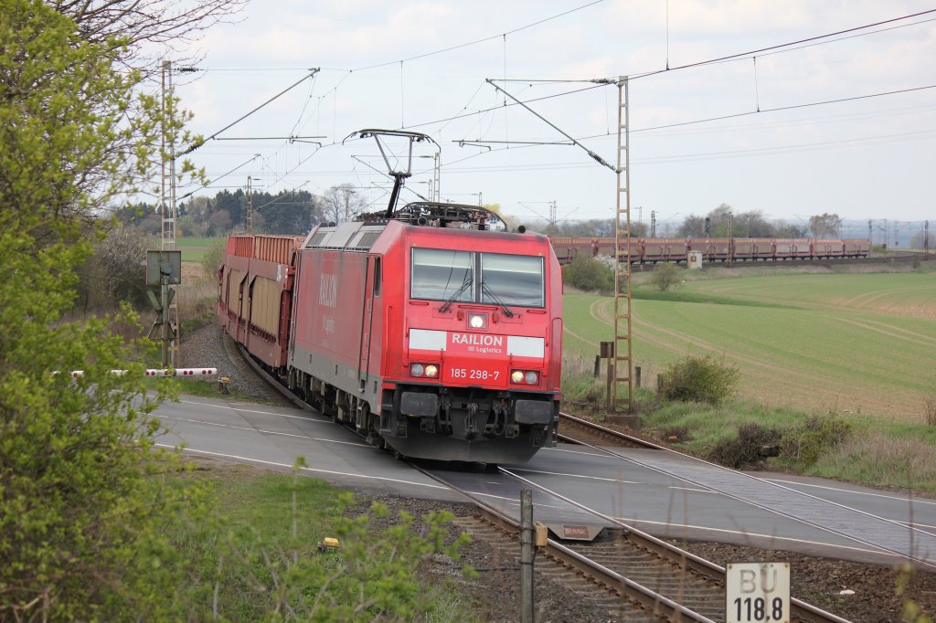 185 298-7 Richtung Altenbeken in Paderborn Bennhausen am Vormittag des 18/04/2012