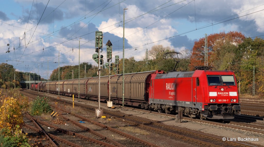 185 298-7 rollt am 27.10.12 mit einem langen, gemischten Gterzug aus Bremen durch Verden/Aller Richtung Hannover.