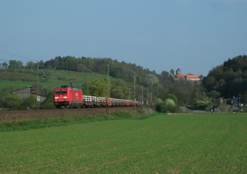185 298 ist am 05. Mai 2013 mit einem Feste Fahrbahnzug bei Knellendorf Richtung Saalfeld unterwegs.