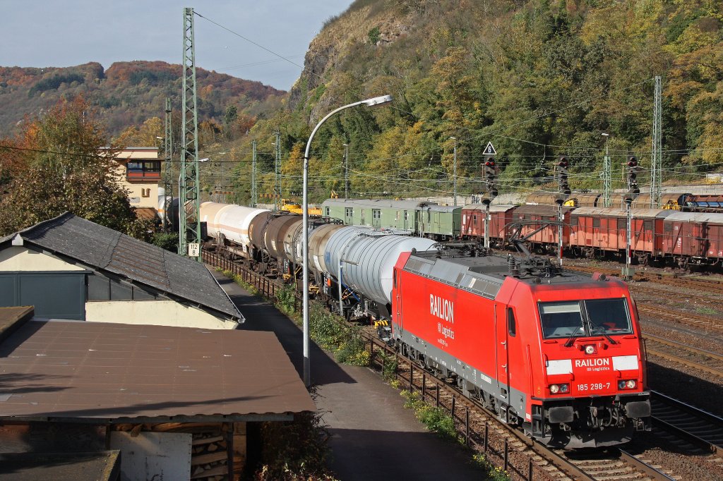185 298 am 21.10.12 mit einem Kesselzug in Linz am Rhein.