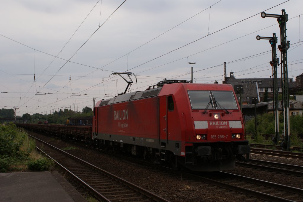 185 2987 mit einem leeren Flachwagenzug in Dsseldorf Rath am 21.07.2010